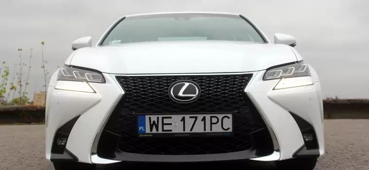 Tylko w Polsce Lexus wzywa do serwisu ponad 5 tys. samochodów. Problem jest poważny