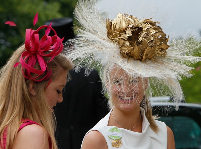 Projektantka kapeluszy Lucinda Hostombe (po prawej)