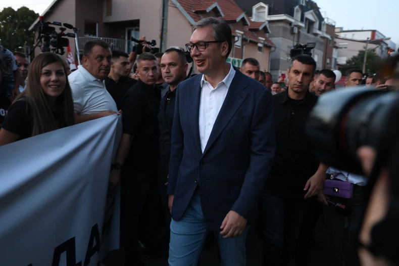 Vučić u šetnji sa građanima Borče