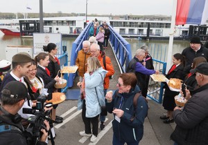 Doček nemačkih turista na pristaništu u Zemunu