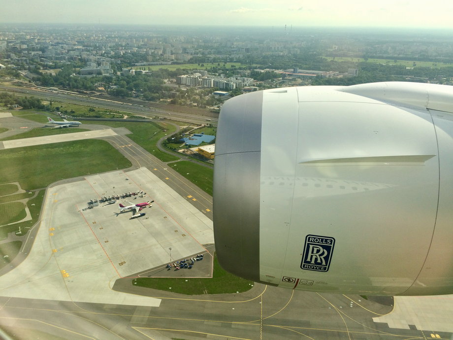 W Warszawie nowy Dreamliner leciał wzdłuż Wisły, a przed wylądowaniem przeleciał nisko nad pasem startowym Lotniska Chopina