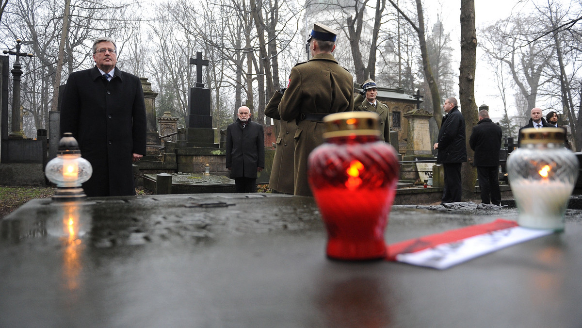 Afera solna rozwija się z dnia na dzień - dziennikarze ujawniają kolejne aspekty tej sprawy. W Polsce obchodzono Narodowy Dzień Pamięci "Żołnierzy Wyklętych". Rada Praw Człowieka ONZ uchwaliła rezolucję potępiającą władze Syrii. Pięć stanów USA ucierpiało w wyniku uderzenia tornad; zginęło 12 osób. Sprawdź, co jeszcze wydarzyło się w czwartek w Polsce i na świecie!