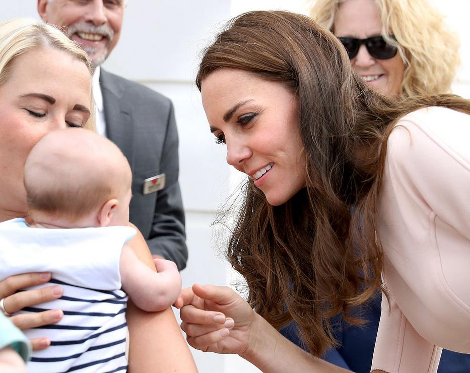 Katalin hercegné imádja a kisgyermekeket. Fotó: Puzzlepix