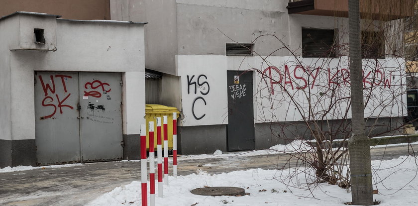 Pseudokibice zniszczyli bloki w Krakowie