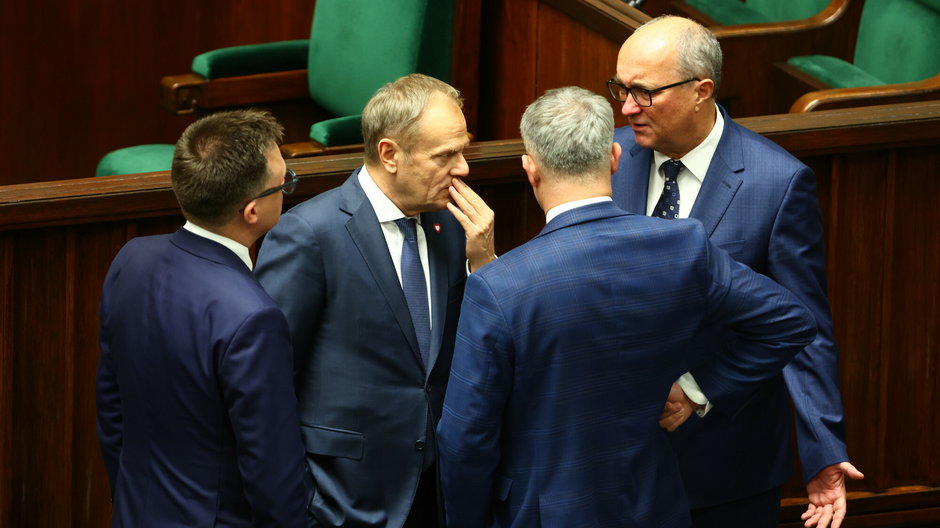 Od lewej: Szymon Hołownia, Donald Tusk, Krzysztof Gawkowski, Włodzimierz Czarzasty na sali posiedzeń Sejmu