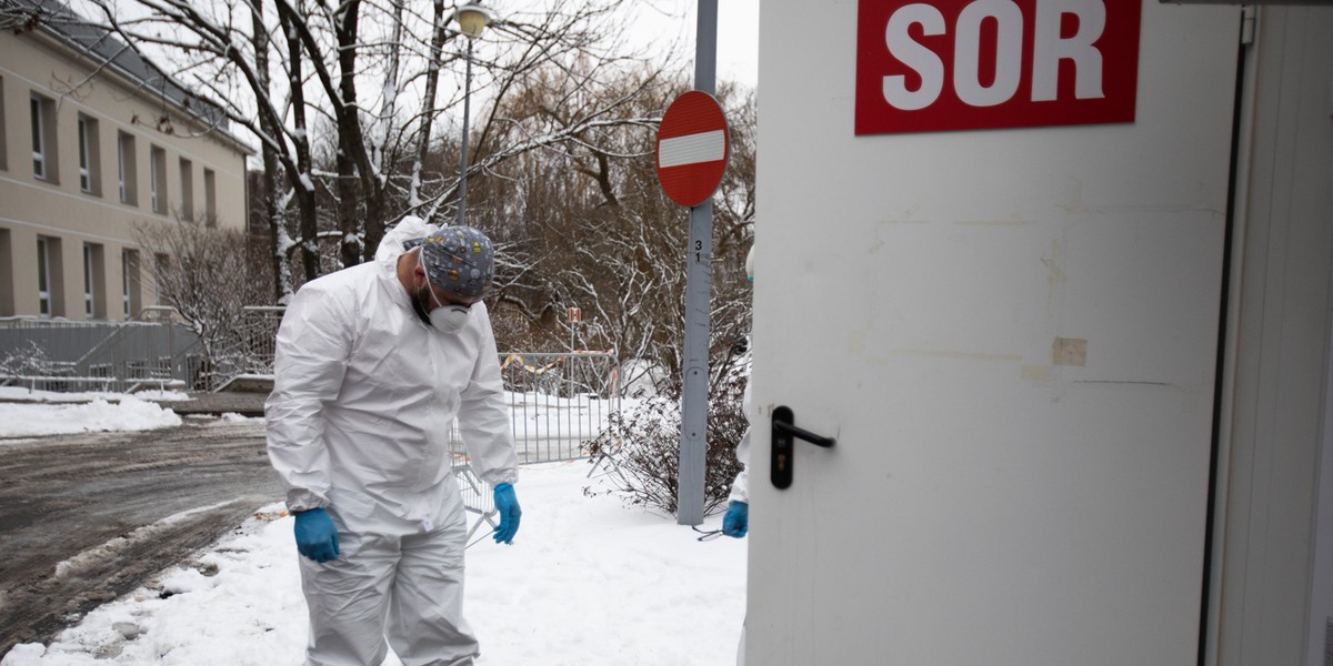 Podczas leczenia w szpitalu z powodu COVID-19 mieszkańcy wsi umierali częściej niż mieszkańcy miast - wynika z najnowszego raportu Narodowego Instytutu Zdrowia Publicznego – Państwowego Zakładu Higieny.