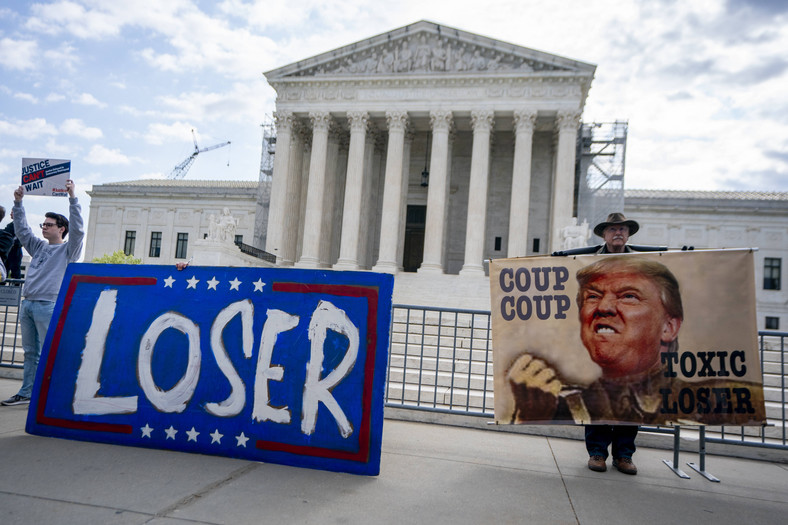 Demonstracja przeciwników Trumpa pod siedzibą amerykańskiego Sądu Najwyższego. Waszyngton, 25 kwietnia br.