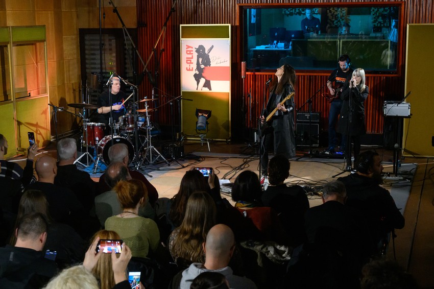 Koncertna promocija novog albuma odrzana je u Studiju 6 Radio Beograda