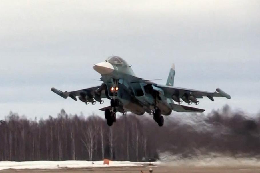 Bombowie Su-34 to jedna z rosyjskich maszyn, które są w stanie przenosić bomby szybujące — broń, która jest zmorą ukraińskich żołnierzy