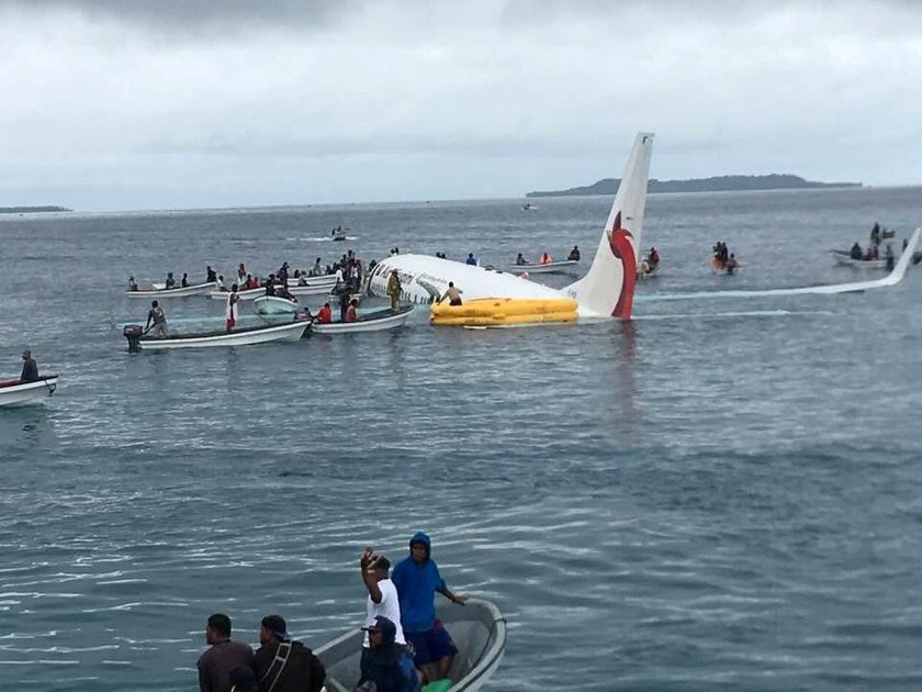 Awaryjne lądowanie Boeinga 737 na na Pacyfiku. Samolot zaczął tonąć