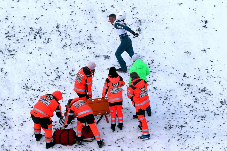 Groźny upadek Piotra Żyły na skoczni w Wiśle. Polak zalał się krwią