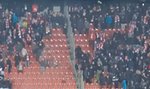 Kibole na stadionie Cracovii przerwali mecz z Pogonią. W ruch poszły petardy hukowe i dymne [WIDEO]