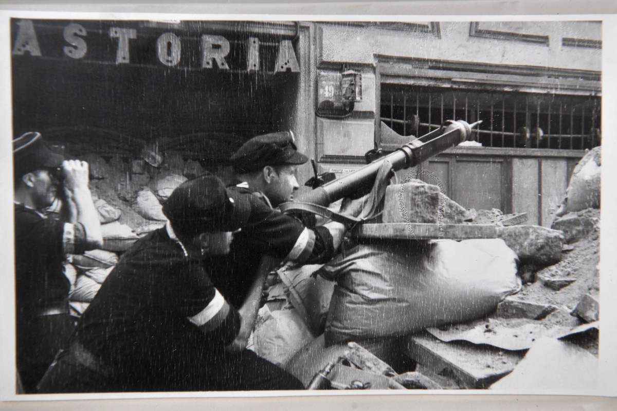 Fotografia z archiwum Henryka Śmigacza z okresu Powstania Warszawskiego, zaprezentowana w IPN w Warszawie