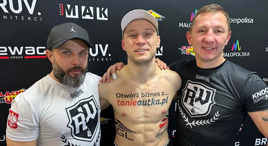 Rafał Wołczecki (w środku) i trener Krzysztof Wroński (z lewej) to na zawodowym ringu duet niepokonany.