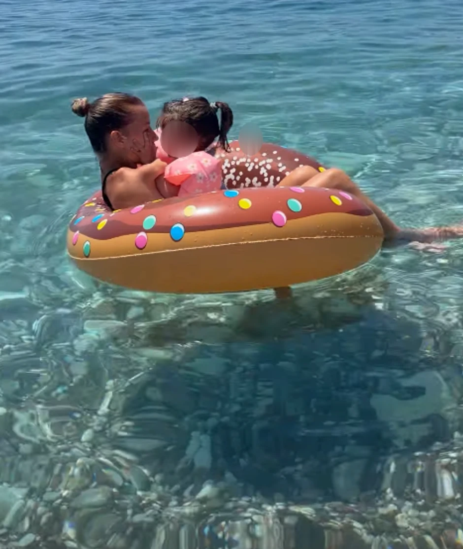 Devojka sa krilima sa ćerkom