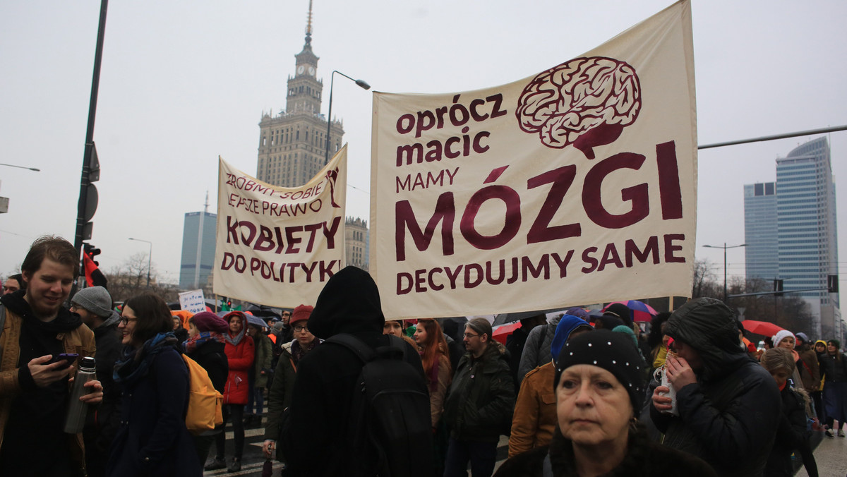 "Nie dla torturowania kobiet" - to główne hasło manifestacji, które rozpoczęły się dzisiaj ok. godz. 14:00 w wielu polskich miastach. Protestujący sprzeciwiają się planom zaostrzenia ustawy antyaborcyjnej do którego nawołuje dziś w specjalnym liście Episkopat Polski.