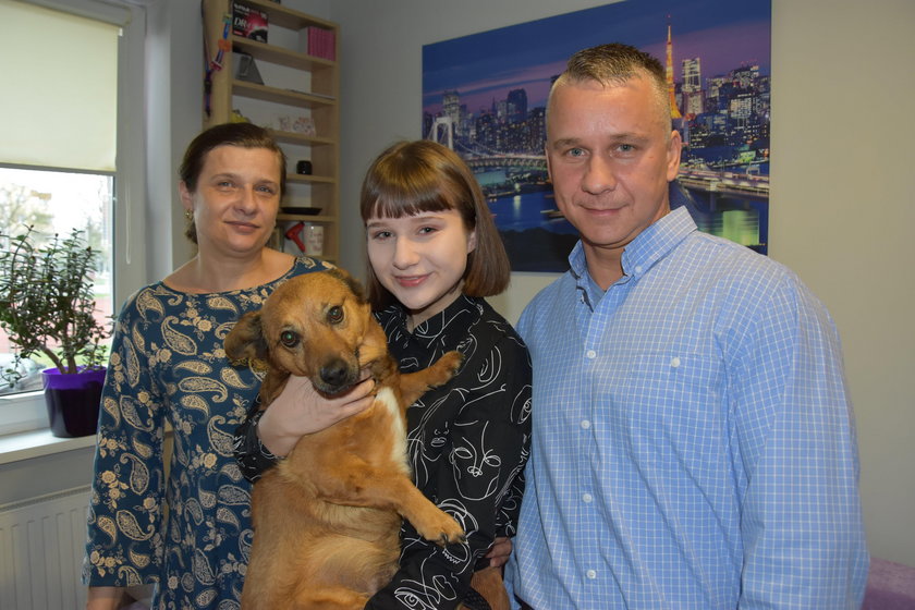 Karolina Ziemlicka z rodzicami i psem