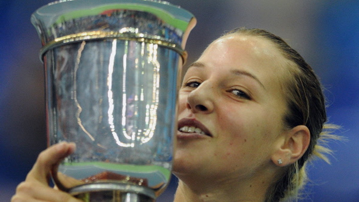 Dominika Cibulkova odniosła pierwsze zwycięstwo w karierze, wygrywając w niedzielę turniej WTA Tour - Kremlin Cup na twardych kortach w Moskwie (z pulą nagród 721 tys. dolarów). W finale słowacka tenisistka pokonała Estonkę Kaię Kanepi 3:6, 7:6(1), 7:5.
