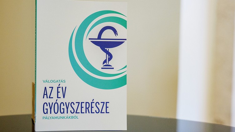 év gyógyszerése, patika, szavazás