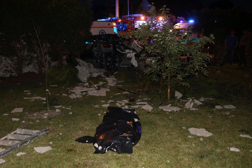 Tragiczny wypadek na Oświęcimskiej w Opolu. BMW wjechało w betonowy płot