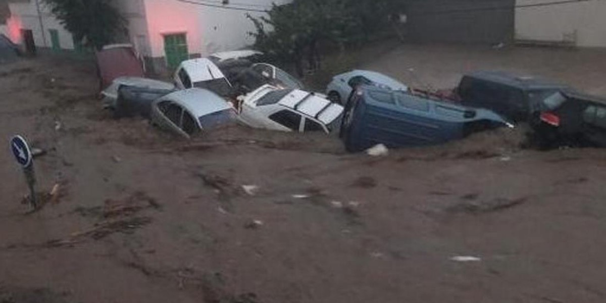 Turyści zginęli w taksówce. Auto porwała woda!