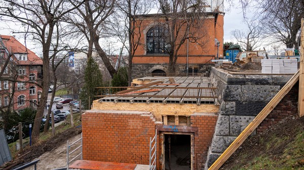 Zabytkowa toaleta na terenie bastionu jest remontowana