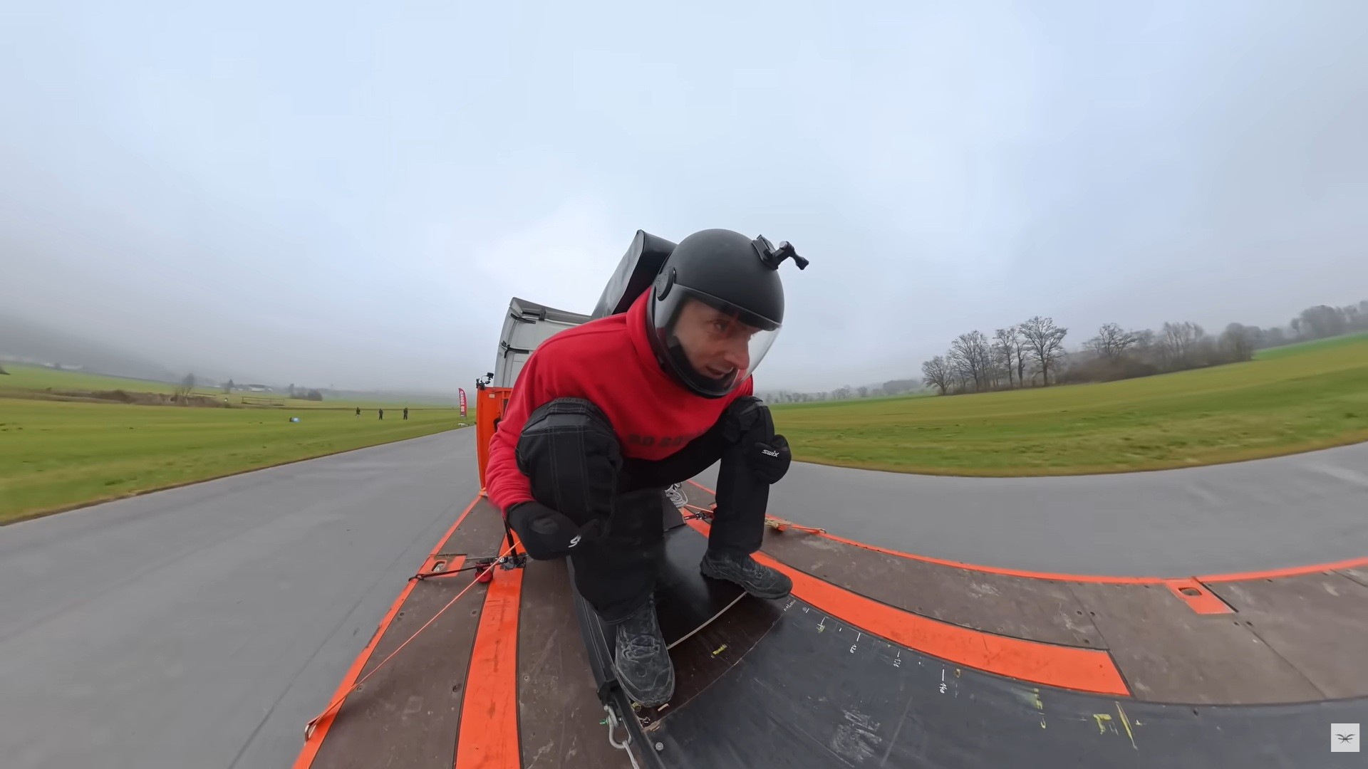 Vystrelili ho z idúceho auta na „záchodovej mise“. Tento bizarný experiment vám vyrazí dych