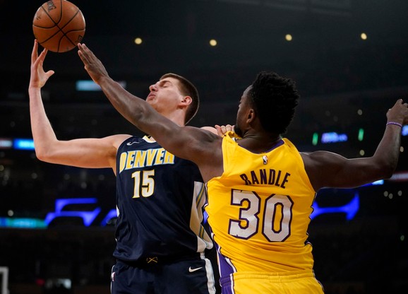 Nikola Jokić i Džulijus Rendl u duelu