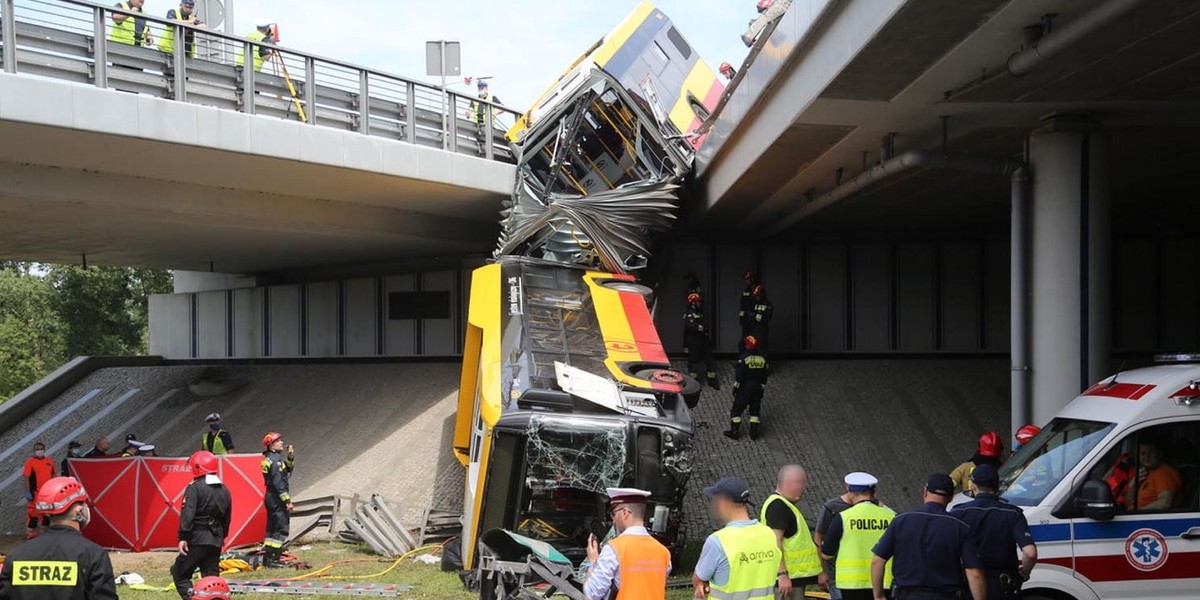 Autobus spadł z mostu. Szokujące doniesienia o przeszłości kierowcy