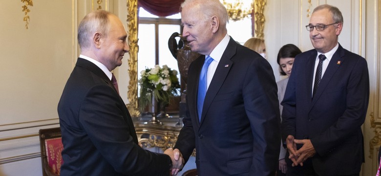 Rękę wyciągnął dalej, bawił się palcami i przesuwał stopy. "Die Welt" analizuje mowę ciała prezydentów