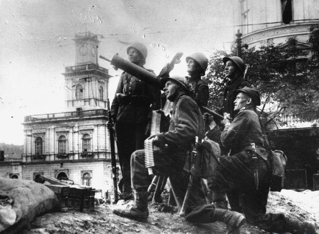 Ciężki karabin maszynowy na stanowisku przeciwlotniczym w okolicach Dworca Głównego w Warszawie. Fotografia Juliena Bryana. Archiwum WSiP.