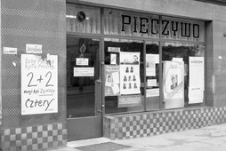 Plakaty wyborcze wywieszone w witrynie piekarni. Gdańsk, 4 czerwca 1989. fot. Leonard Szmaglik / zbiory Europejskiego Centrum Solidarności