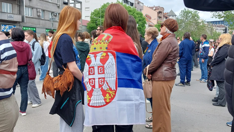 Protest srednjoškolaca "Online nije rešenje"