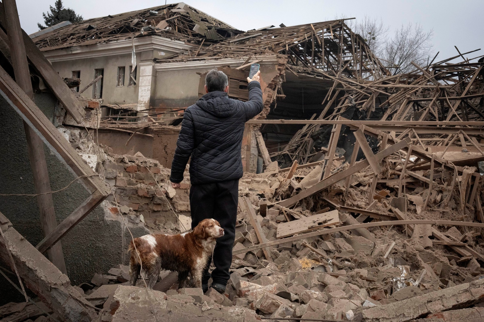 Najmenej tri osoby utrpeli zranenia v noci na nedeľu počas ruských útokov dronmi a raketami na štyri ukrajinské oblasti.