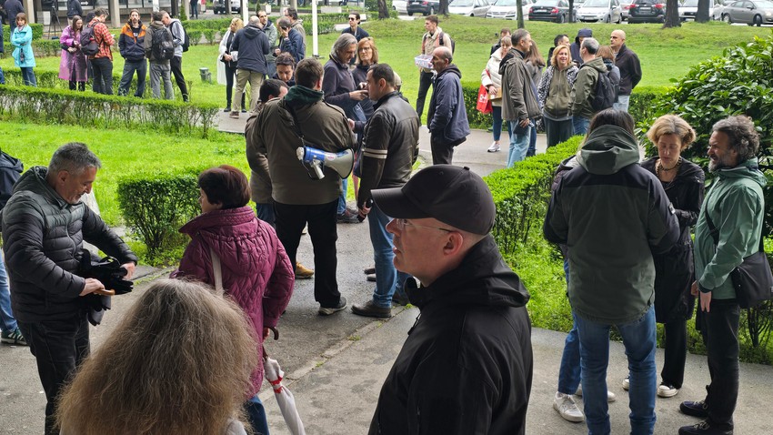 Okupljanje građana pred sednicu gradske opštine Novi Beograd