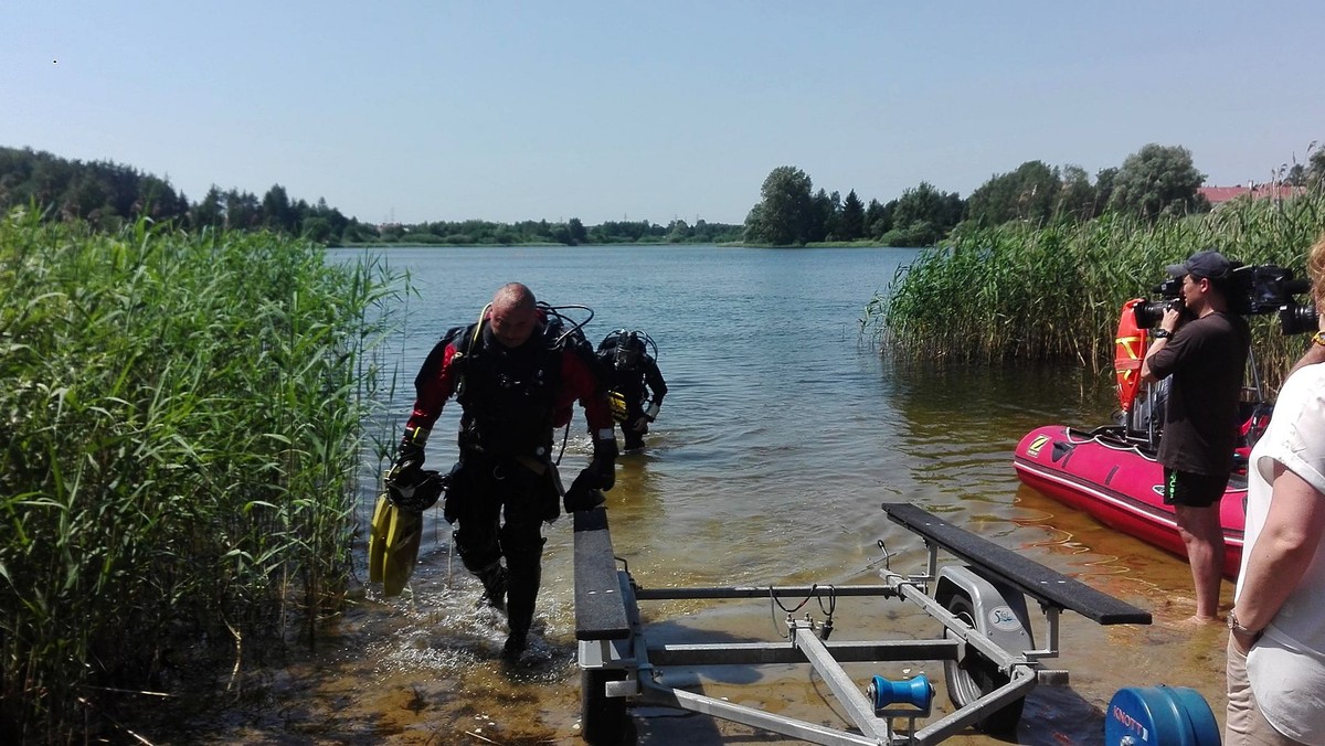 W Jeziorze Dywickim pod Olsztynem trwają poszukiwania kości Joanny Gibner, która została zamordowana w 1996 r. Krótko po zabójstwie jej ciało wrzucił tam jej świeżo poślubiony mąż z pomocą swojego brata.