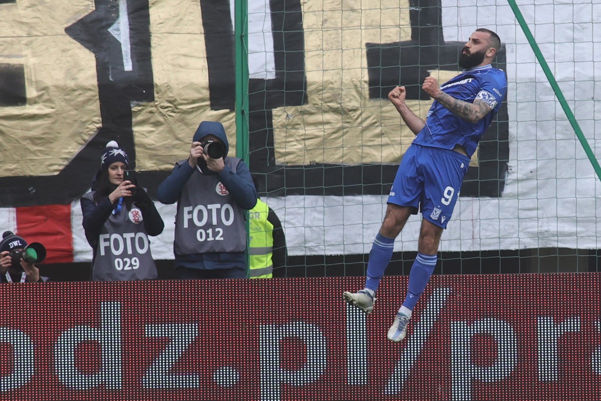 Zawodnik Lecha Poznań Mikael Ishak cieszy się z gola podczas meczu 29. kolejki piłkarskiej Ekstraklasy z ŁKS Łódź