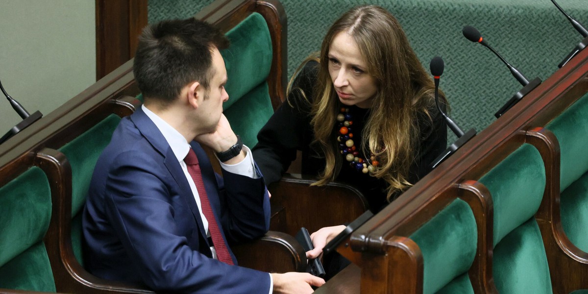 Ministra pracy Agnieszka Dziemianowicz-Bąk i minister finansów Andrzej Domański podczas posiedzenia Sejmu.