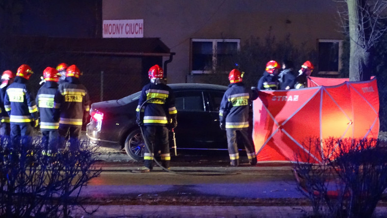 Krakowska prokuratura prosi o zgłoszenie się osób jadącym autem, które zatrzymało się za fiatem seicento, biorącym udział w wypadku z udziałem premier Beaty Szydło 10 lutego w Oświęcimiu. Przesłuchano już kierowców dwóch innych aut, które stanęły wtedy za fiatem.
