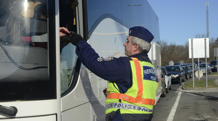 A rendőrök kiemelt figyelmet fordítanak a vezetési- és pihenőidővel, továbbá a veszélyes áruk szállításával összefüggő szabályok betartására / Fotó: MTI Filep István