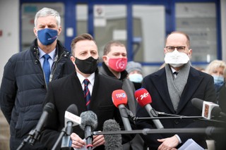 Posłowie KO z kontrolą w LOT. Przekazali prezesowi spółki 31 pytań, głównie o planowane zwolnienia