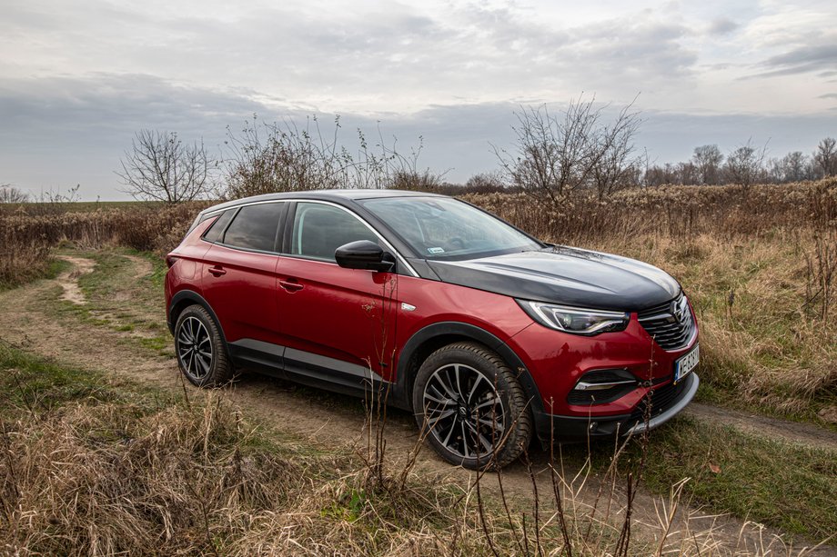 Hybrydowy Opel Grandland X może mieć napęd na przód lub na wszystkie koła.