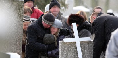 Pogrzeb bliźniaków, a ordynator szpitala na nartach!