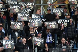 Kibice Hutnika spalili szaliki Wisły. Policja użyła gazu łzawiącego, by zapobiec bójce