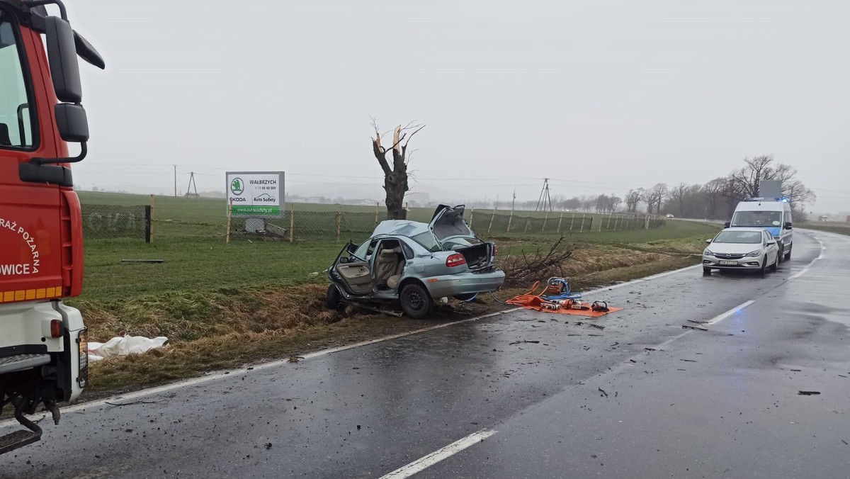 Tragiczny wypadek. Samochód owinięty wokół konaru drzewa