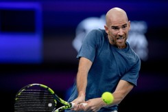 Francuz rozbił sobie głowę na korcie. Uderzył się rakietą w czoło [WIDEO]