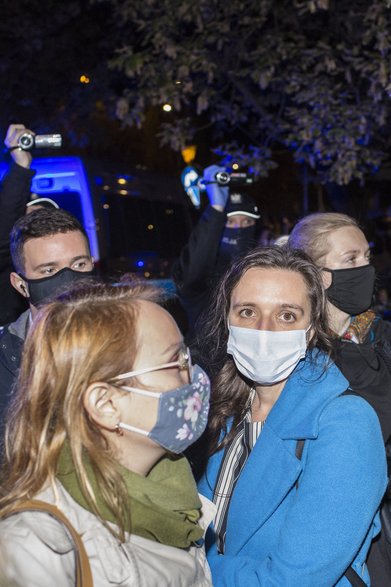 Klaudia Jachira wśród tłumu protestującego przeciw zaostrzającemu przepisy antyaborcyjne wyrokowi Trybunały Konstytucyjnego 