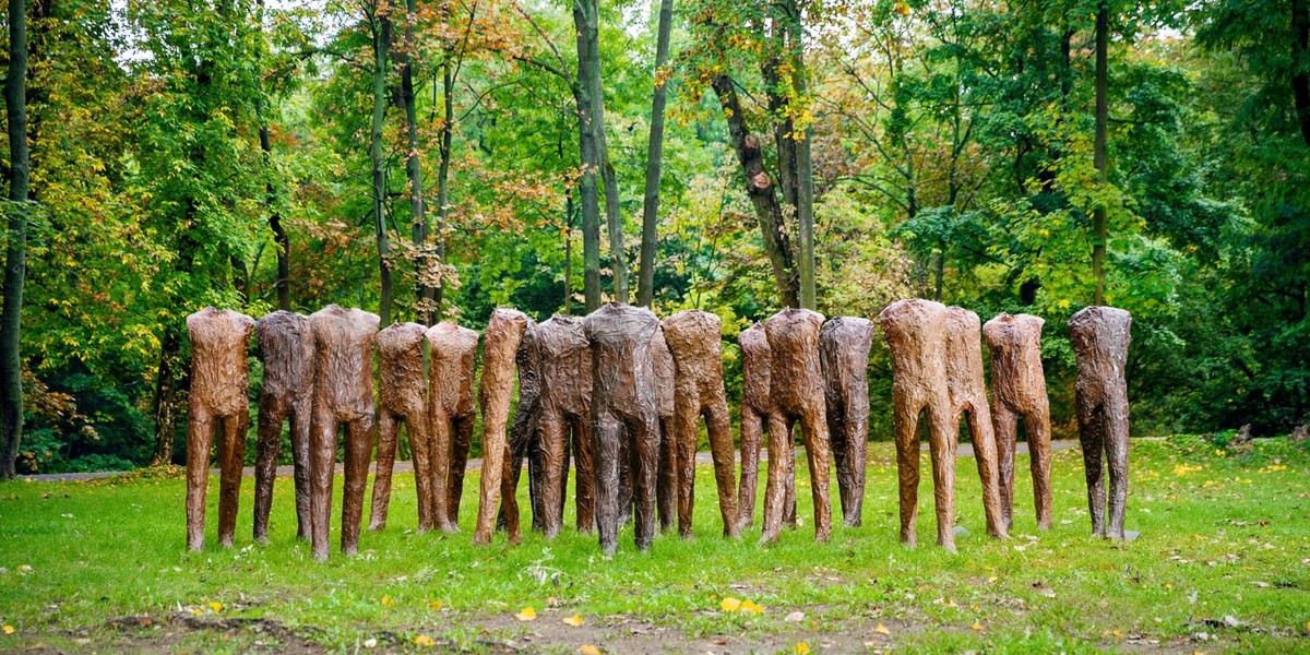 Magdalena Abakanowicz słynie nie tylko z rzeźb odlanych w brązie. Do świata sztuki wprowadziła nową formę nazwaną od jej nazwiska – abakan. 