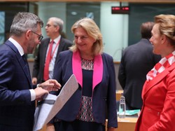 Lepiej, żeby ani na chwilę nie zdejmowała marynarki... Austriacka pani mnister w sukience - podomce. FOTO