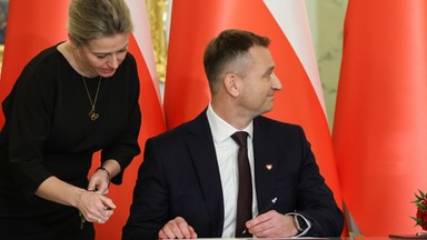 Minister zaliczył wpadkę z  długopisem. Ujawnia, co wyszeptał mu Donald Tusk